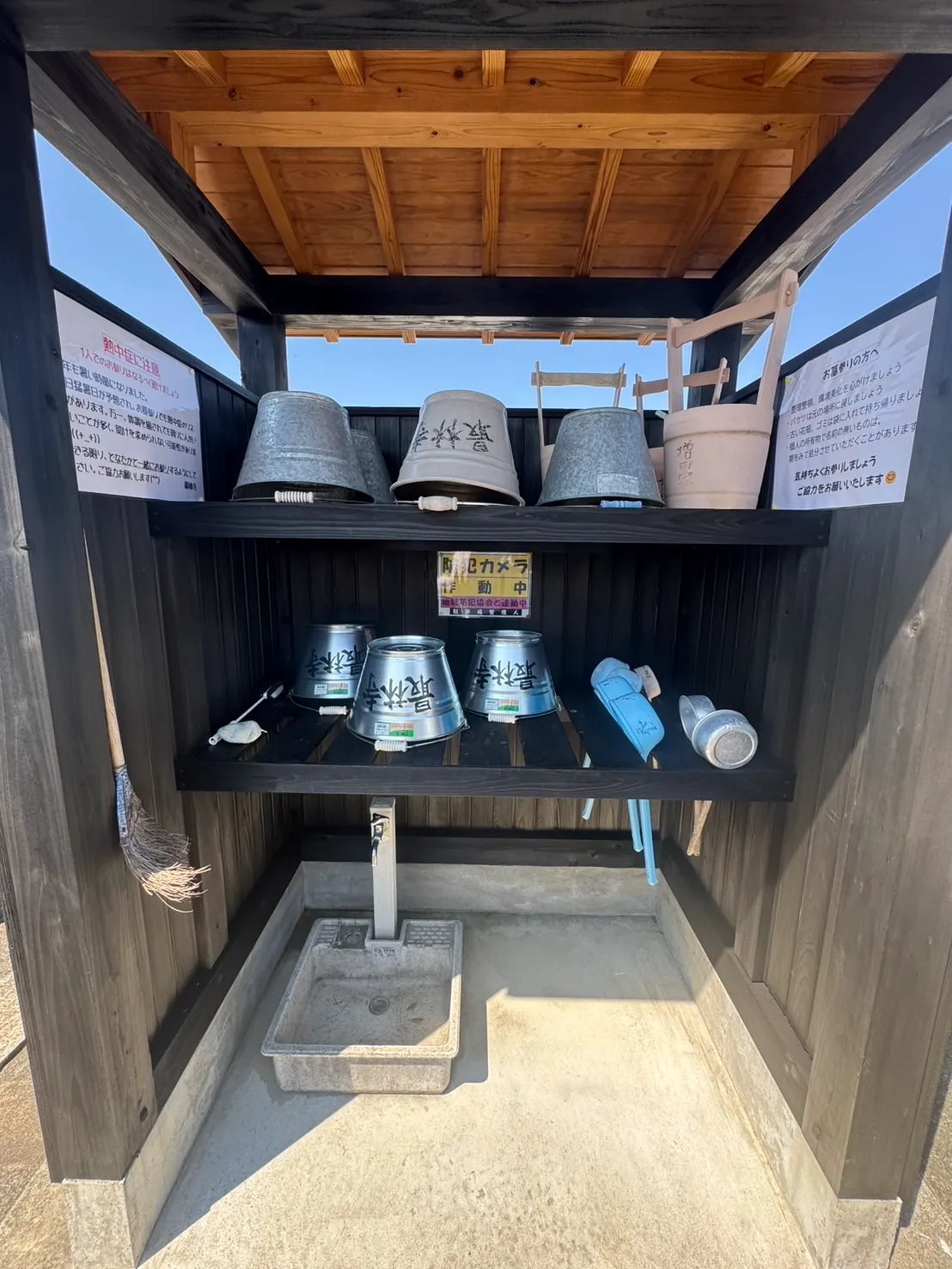 水汲み場のバケツ